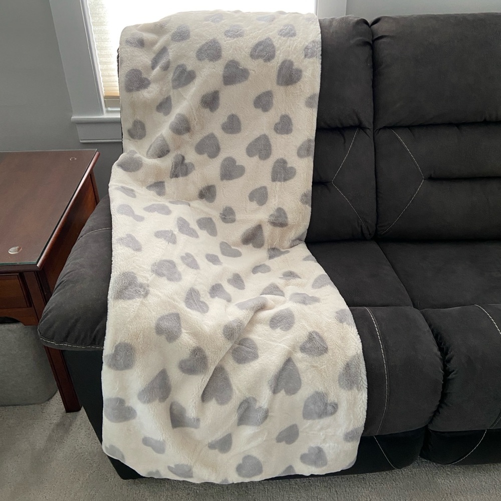 HTF Rachel Zoe Heart Patterned Throw Blanket Valentines Day